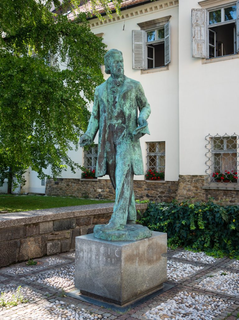 Spomenik (kip) slovenskemu pisatelju Josipu Jurčiču