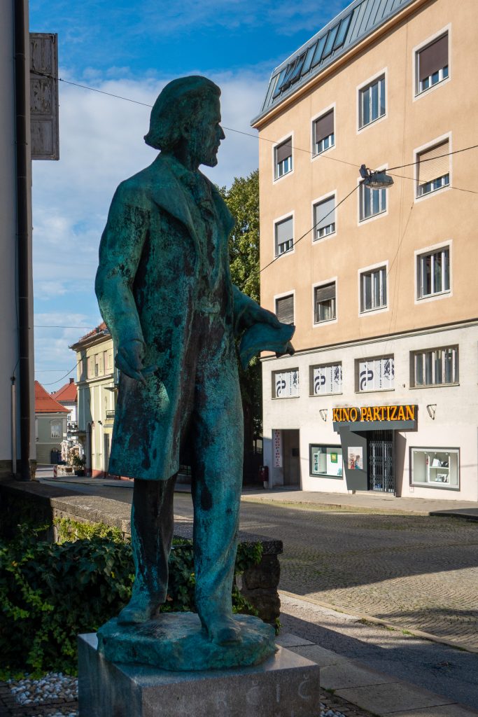 Bronasti kip pisatelja Josipa Jurčiča v bližini Prve gimnazije Maribor